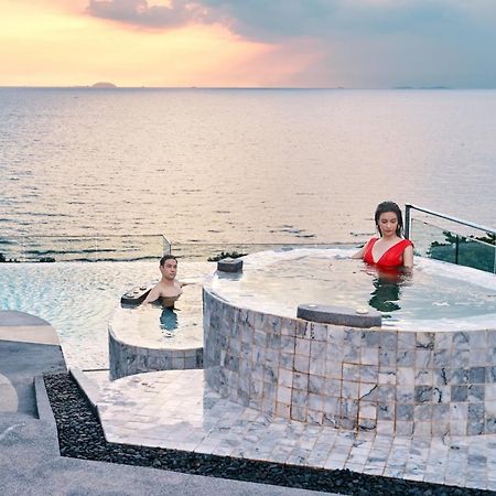Bayphere Hotel Pattaya Jc Na Chom Thian Buitenkant foto A hot tub at a resort