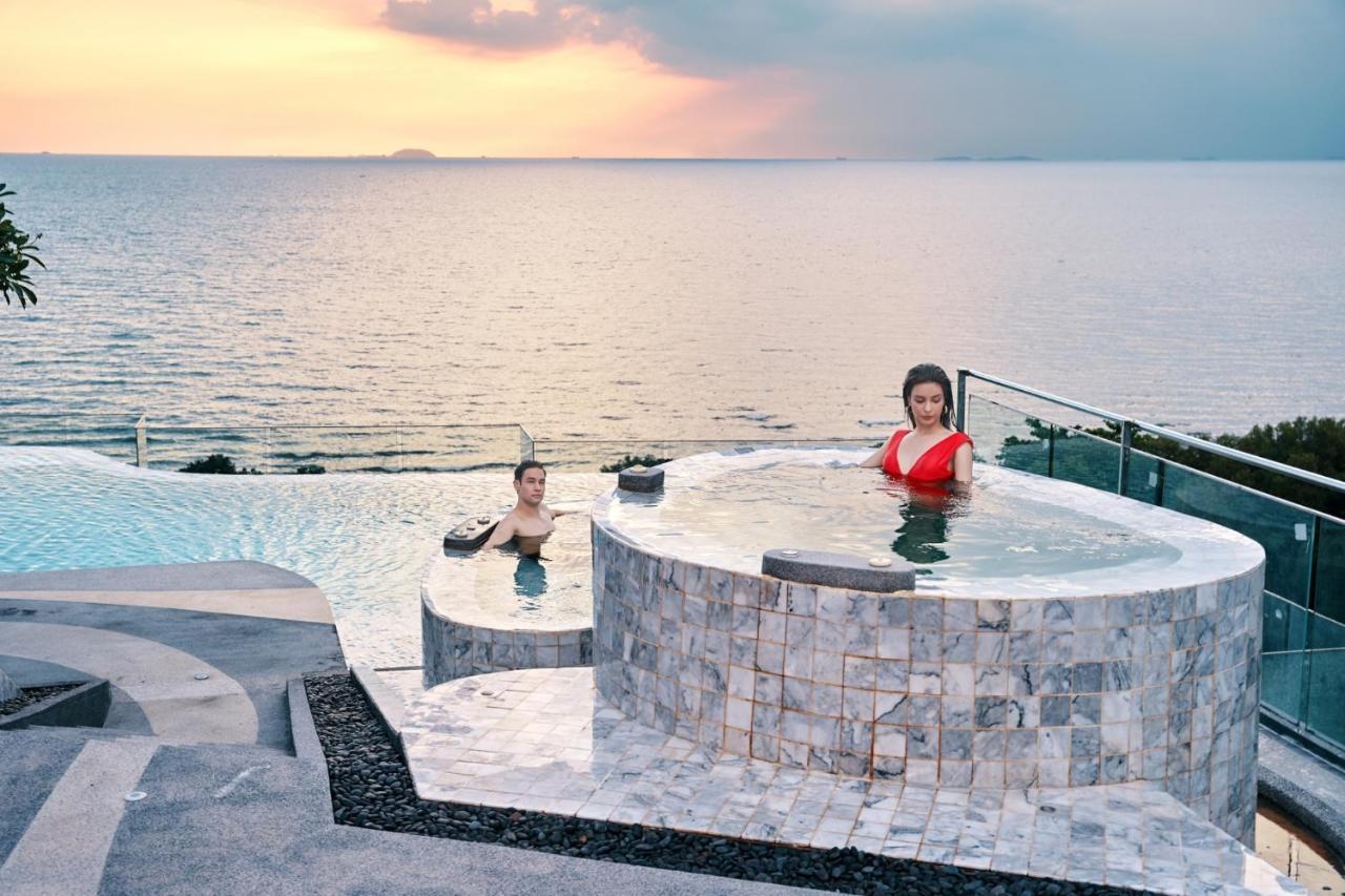 Bayphere Hotel Pattaya Jc Na Chom Thian Buitenkant foto A hot tub at a resort