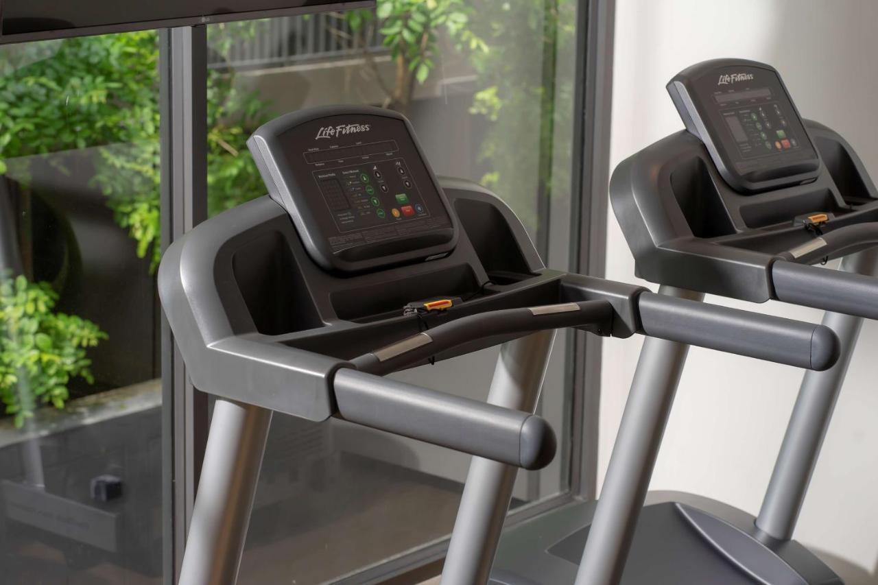 Bayphere Hotel Pattaya Jc Na Chom Thian Buitenkant foto Life Fitness 95C treadmill