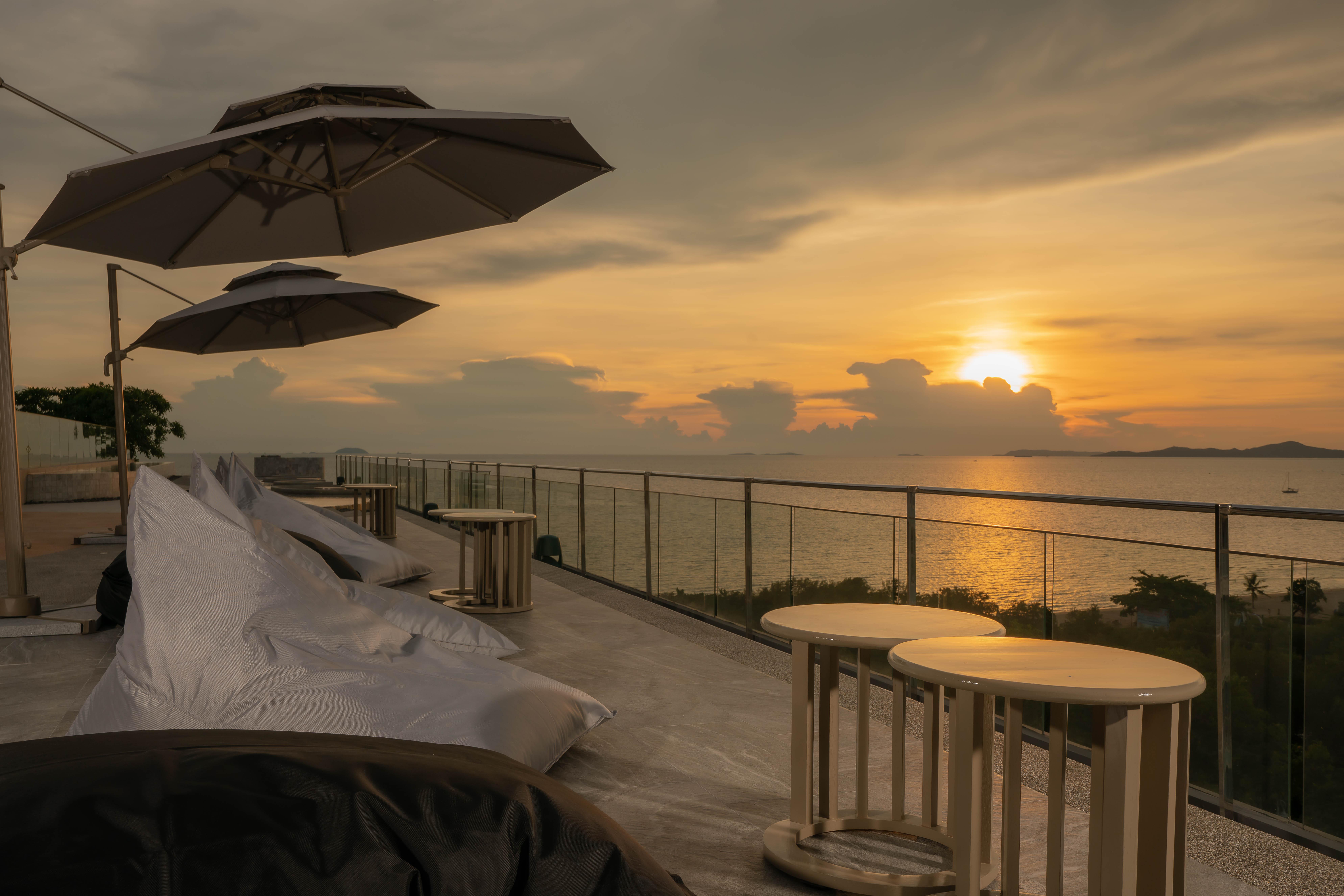 Bayphere Hotel Pattaya Jc Na Chom Thian Buitenkant foto Sunset at the rooftop bar