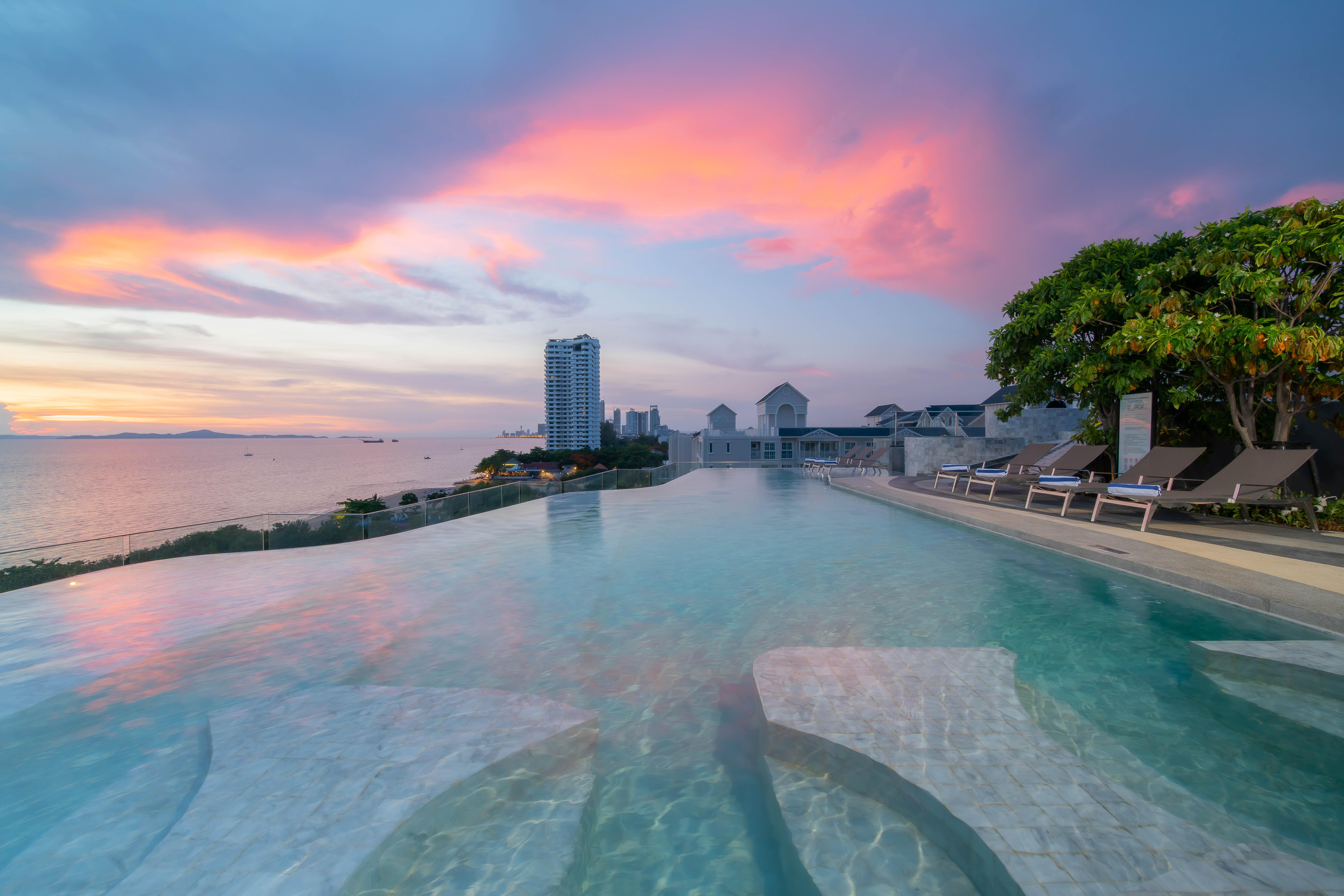 Bayphere Hotel Pattaya Jc Na Chom Thian Buitenkant foto Infinity pool at the InterContinental Hotel, Pattaya, Thailand