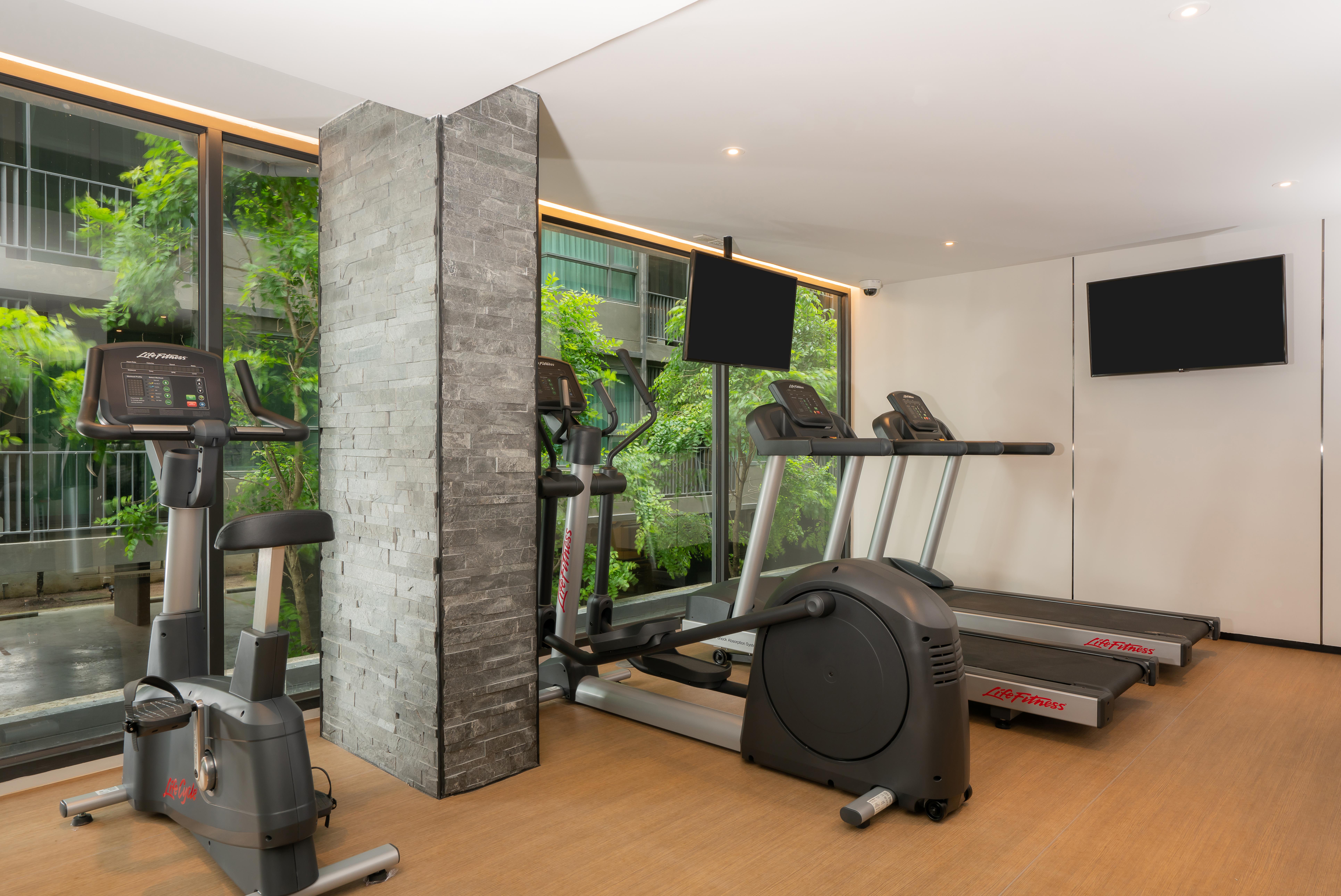Bayphere Hotel Pattaya Jc Na Chom Thian Buitenkant foto The gym at the hotel