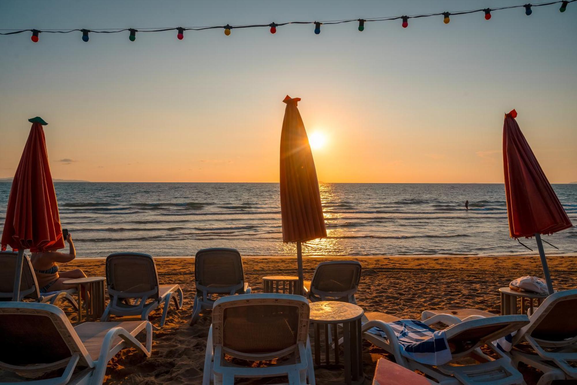 Bayphere Hotel Pattaya Jc Na Chom Thian Buitenkant foto Sunset at the beach